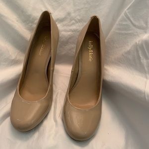 Tan Kelly & Katie creme patent leather closed round toe, 3 in heel, size 9m